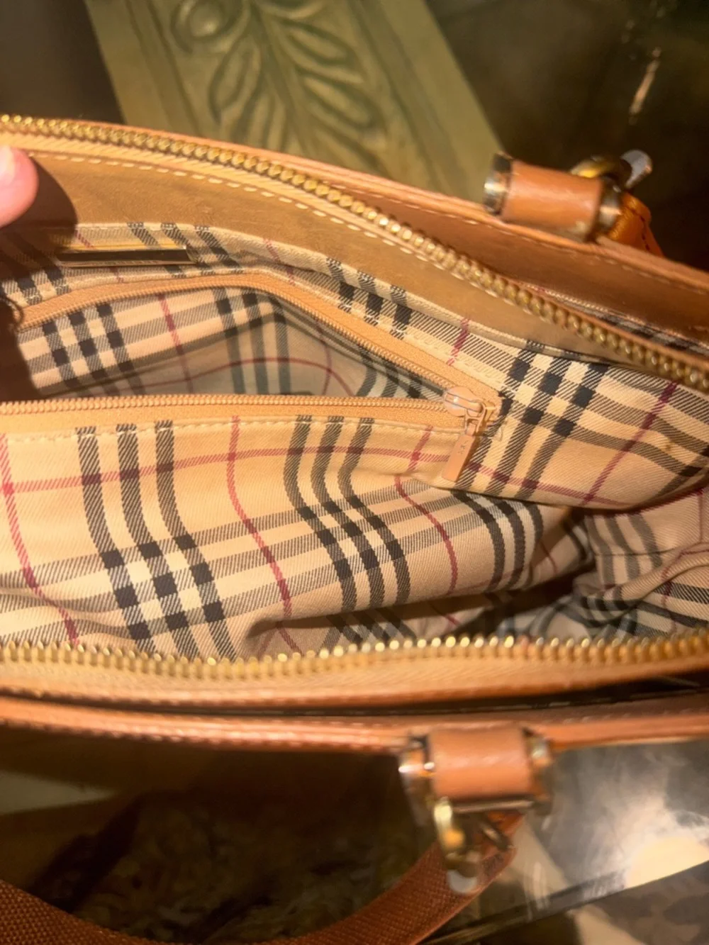 💯 Burberry Tan Leather Shoulder Bag with Hand-Painted Purple Floral Accents - Picture 9 of 16